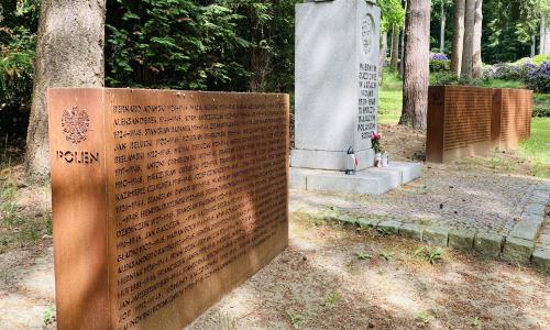 01 Foto Ehrenfriedhof Haffkrug Helmut Kurth Stele 01062026
