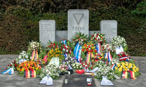 Cap Arcona Friedhof mit Blumenkränzen (c) Reimo Schaaf